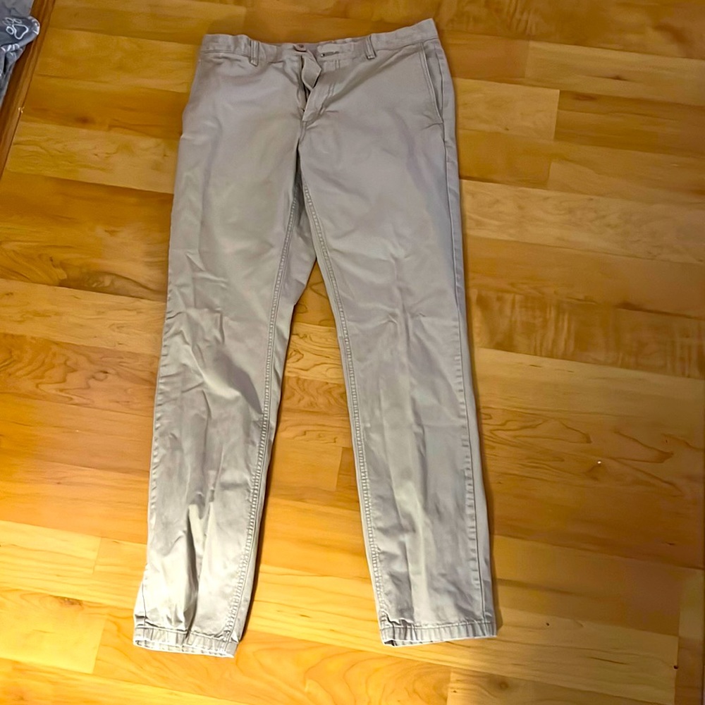 Old Navy Men’s straight khakis (shore enough) 32X34